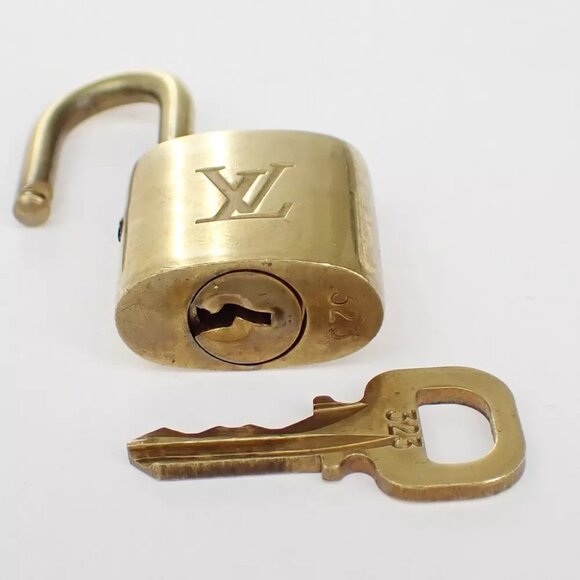 AUTHENTICITY GUARANTEED LOUIS VUITTON LV 10 SET PADLOCK KEY BAG CHARM - Picture 4 of 4